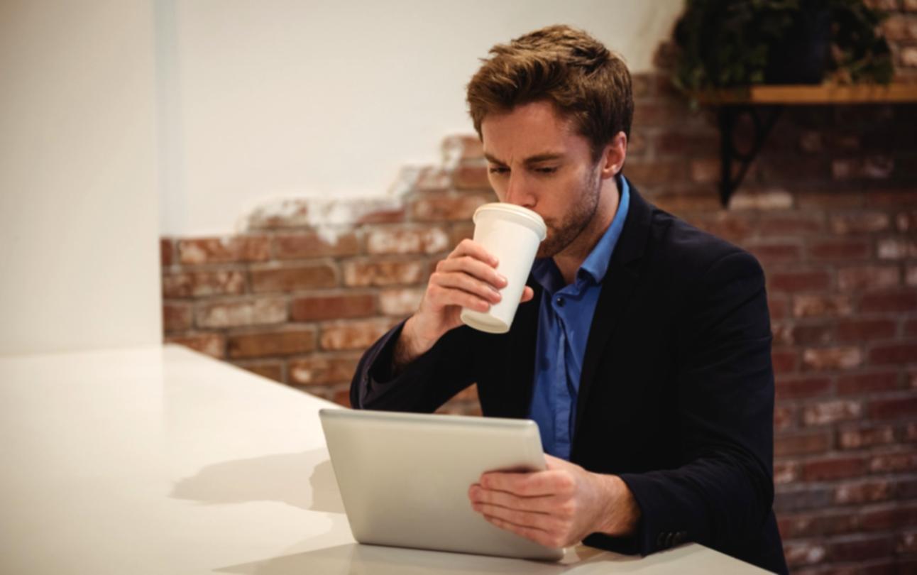 Ambiente di apprendimento interattivo con studenti impegnati