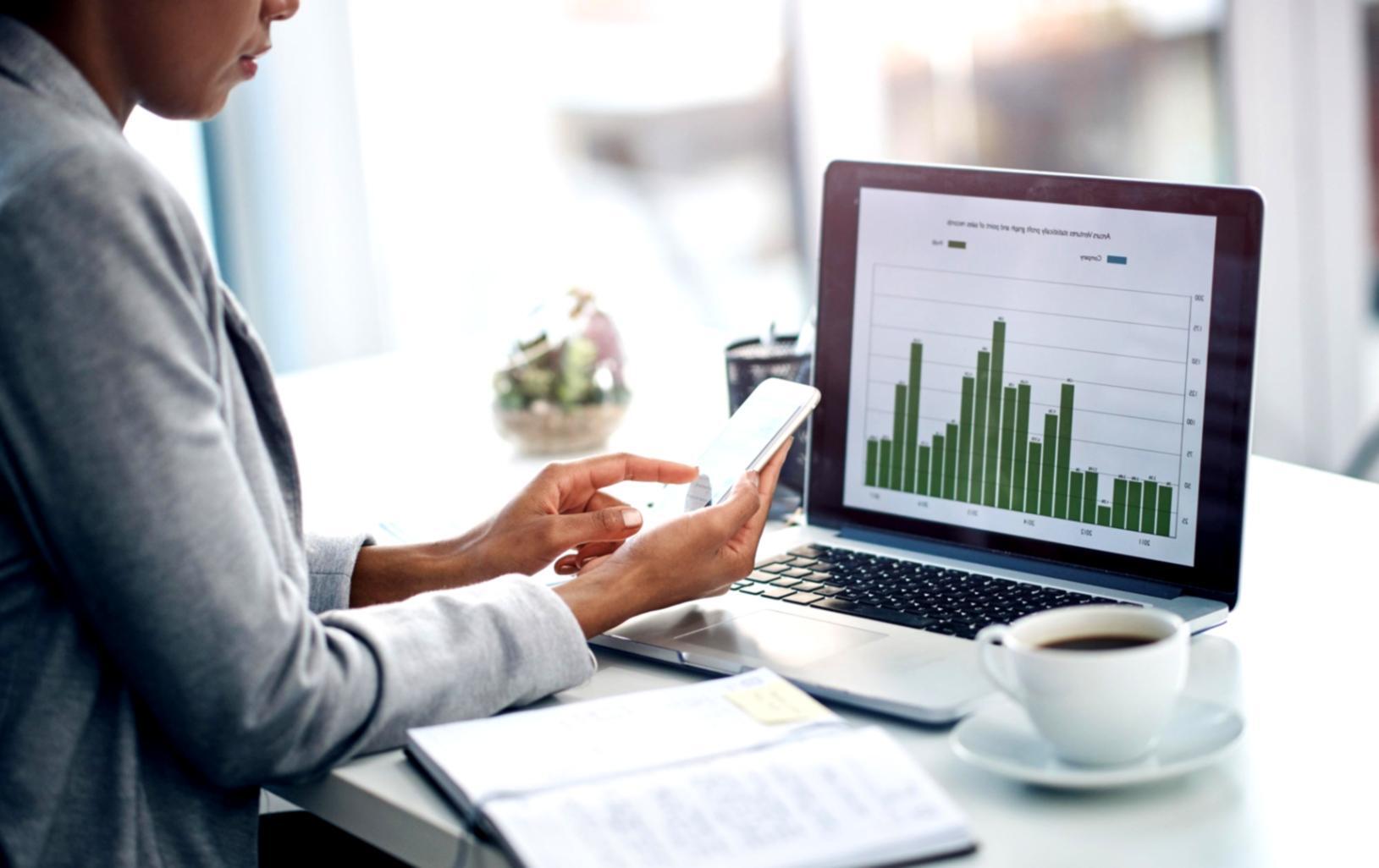 Studenti che collaborano durante una sessione di apprendimento online